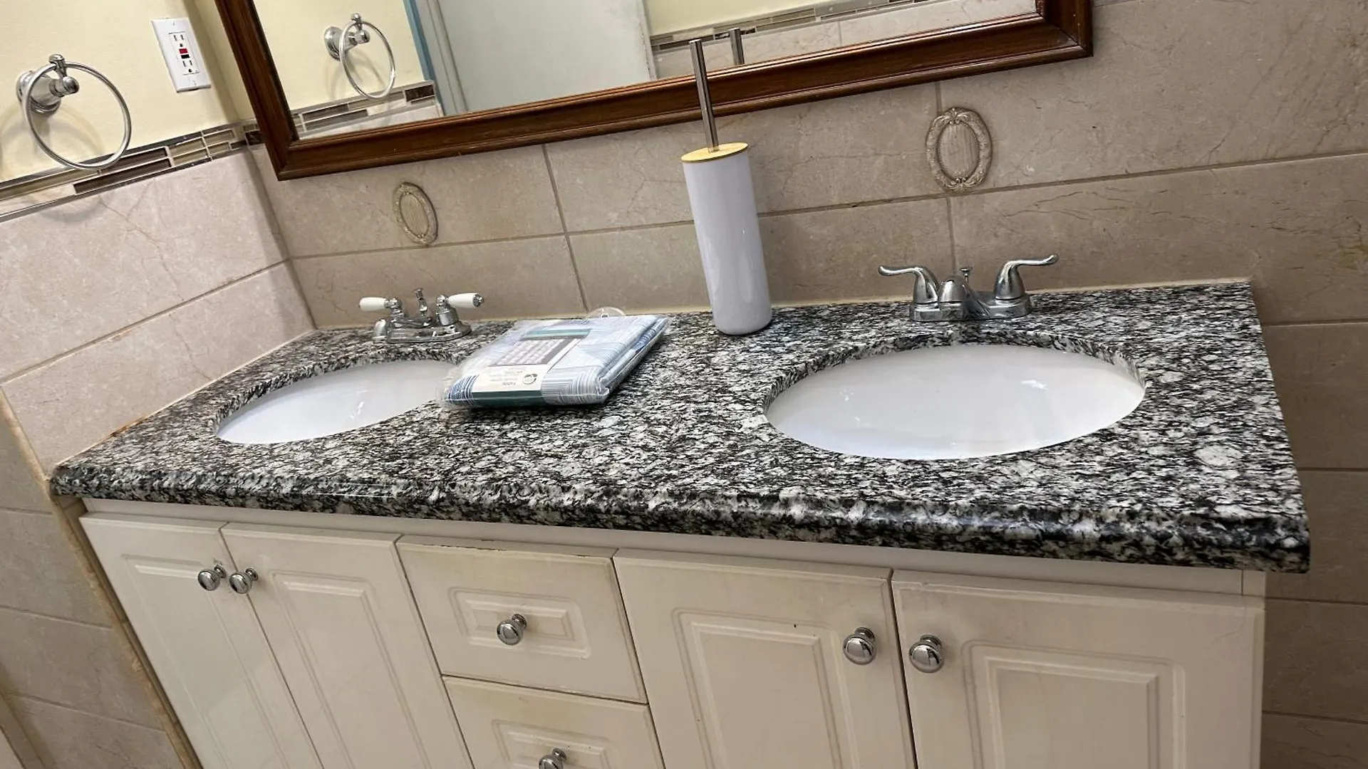 Homestay Affordable Stay In Brampton-Plaza, Gym, Bus At Walking Distance B2!